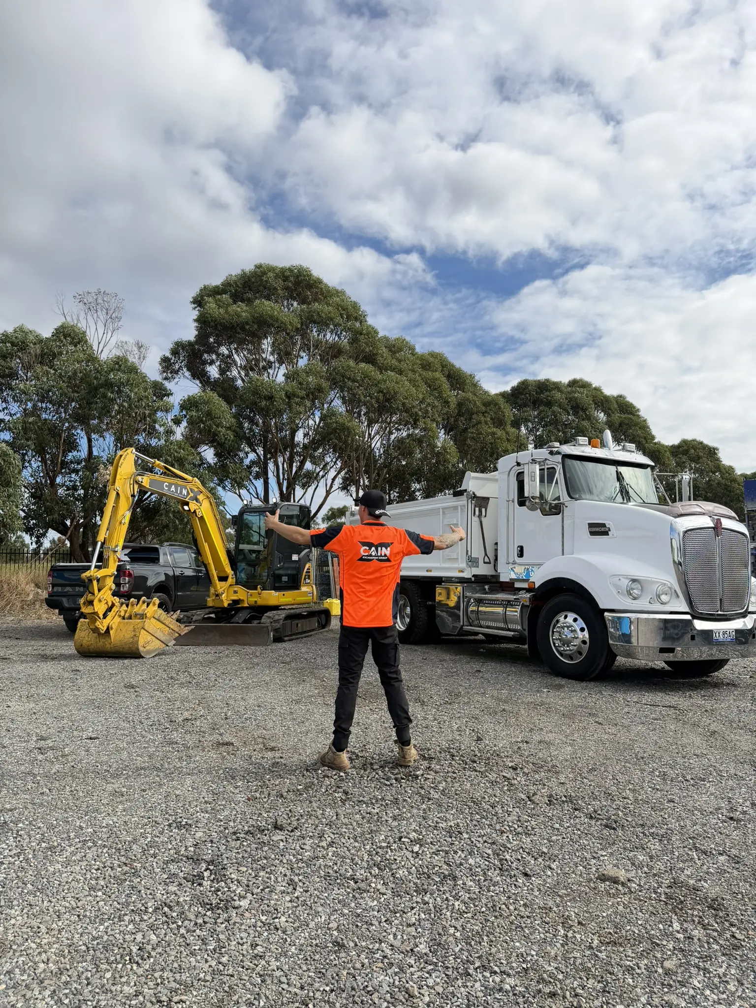 CEG excavator and tipper on a Melbourne job site